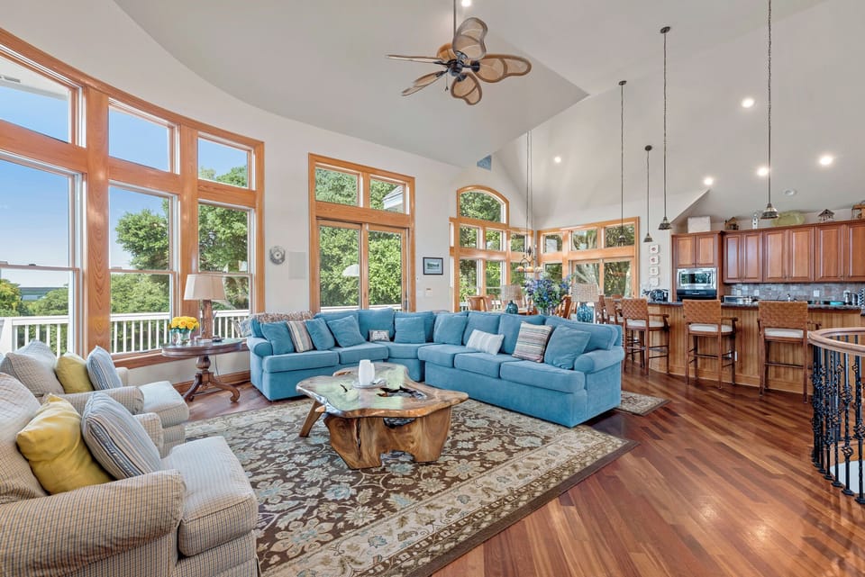 CC271: Par Excellence | Top Level Living Area