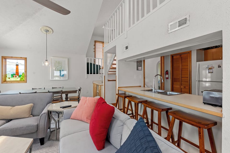 CL742: Sea La Vie | Top Level Living