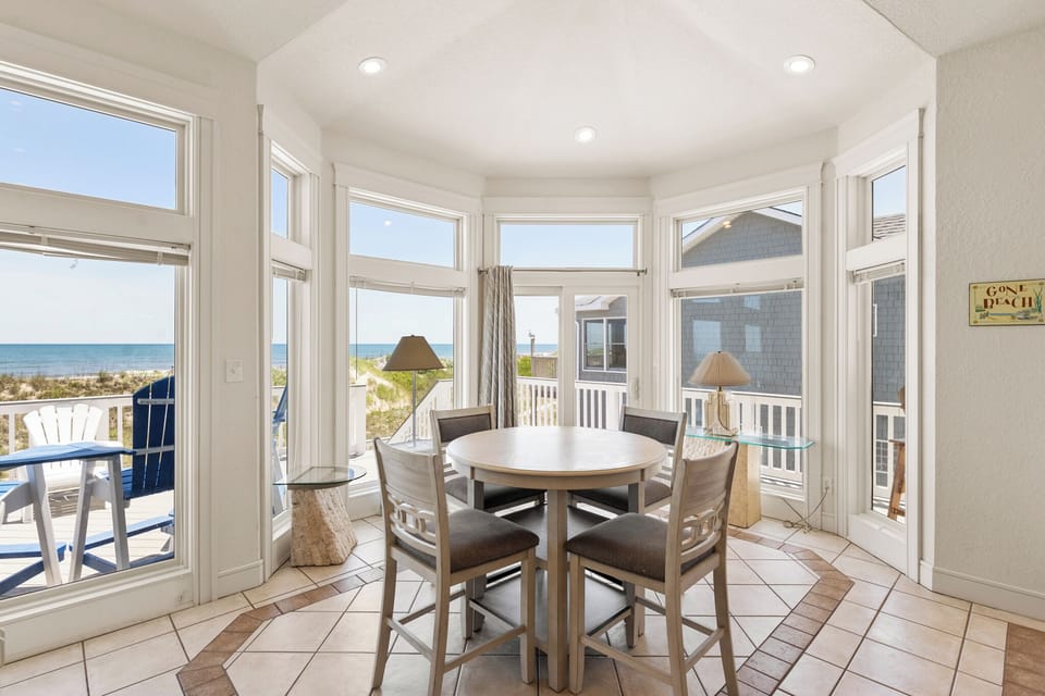 CP19: Jewel Of The Banks | Top Level Living Area