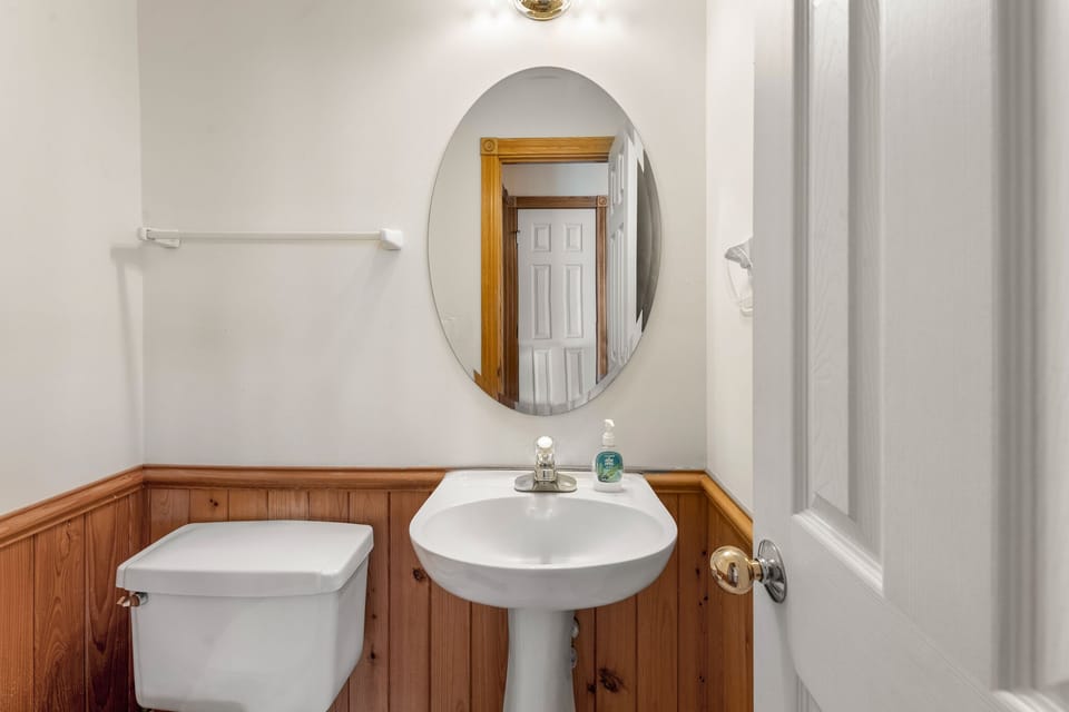 DE10: Duneridge Estates 10 | Top Level Half Bath