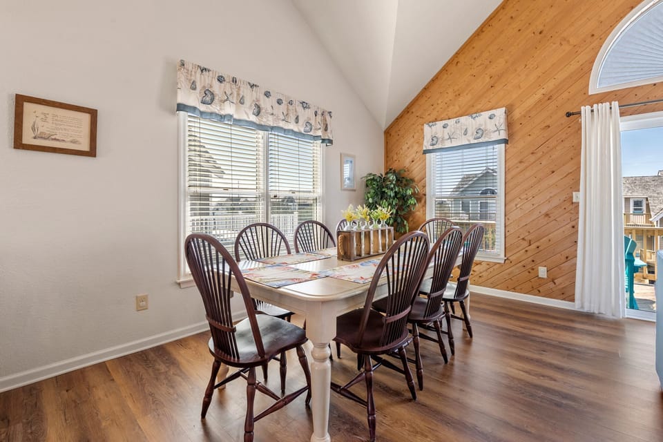 DR39: Harrell's Retreat | Top Level Dining Area