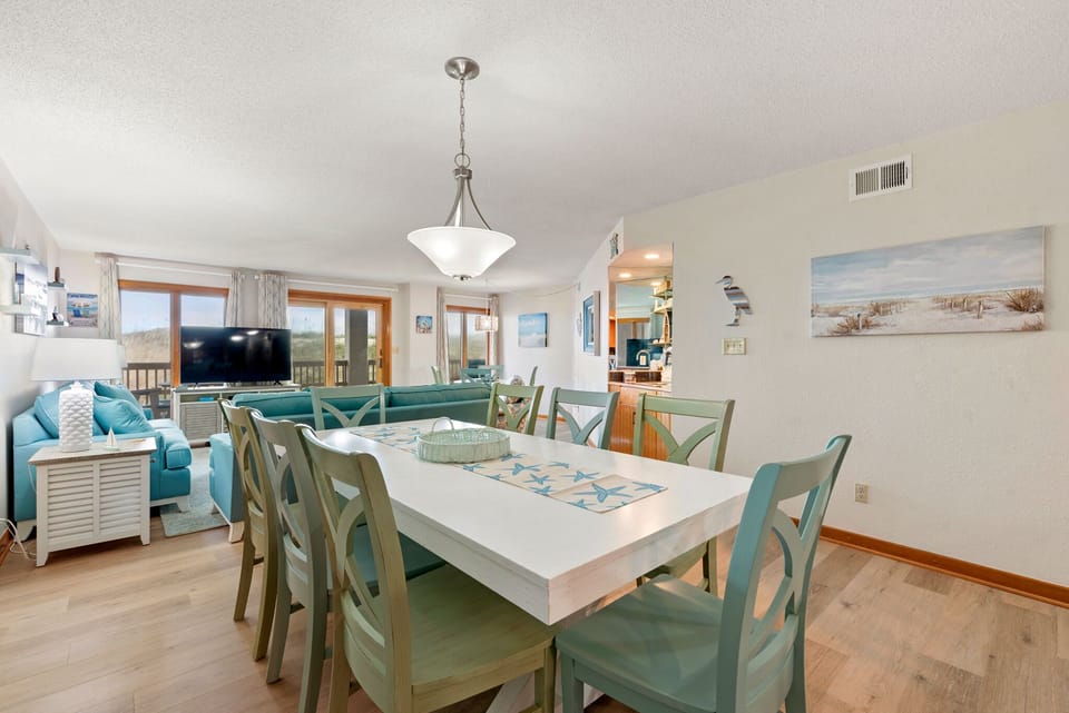 H103S: A Wave From It All | Dining Area
