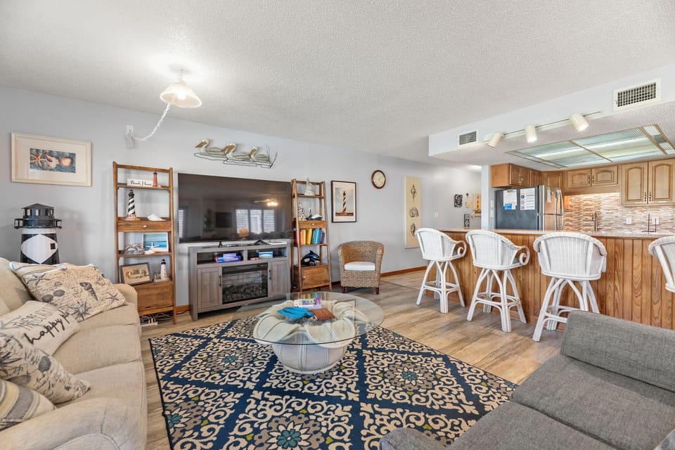 H104S: Heron Cove 104S | Living Area