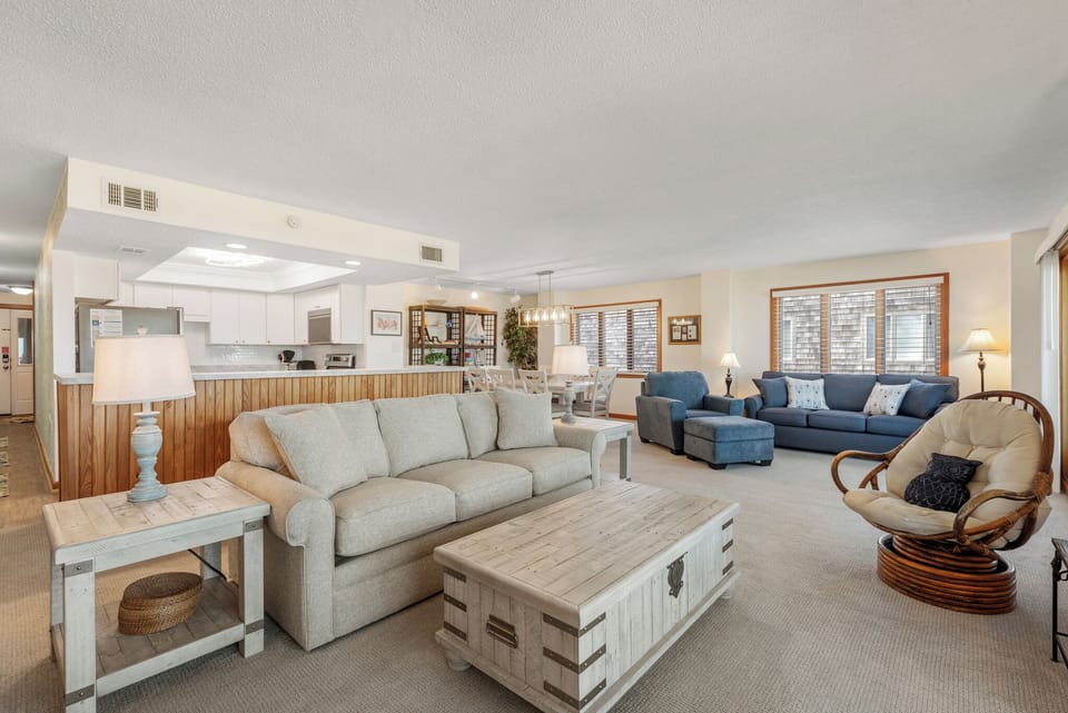 H304S: Heron Cove 304S | Living Area