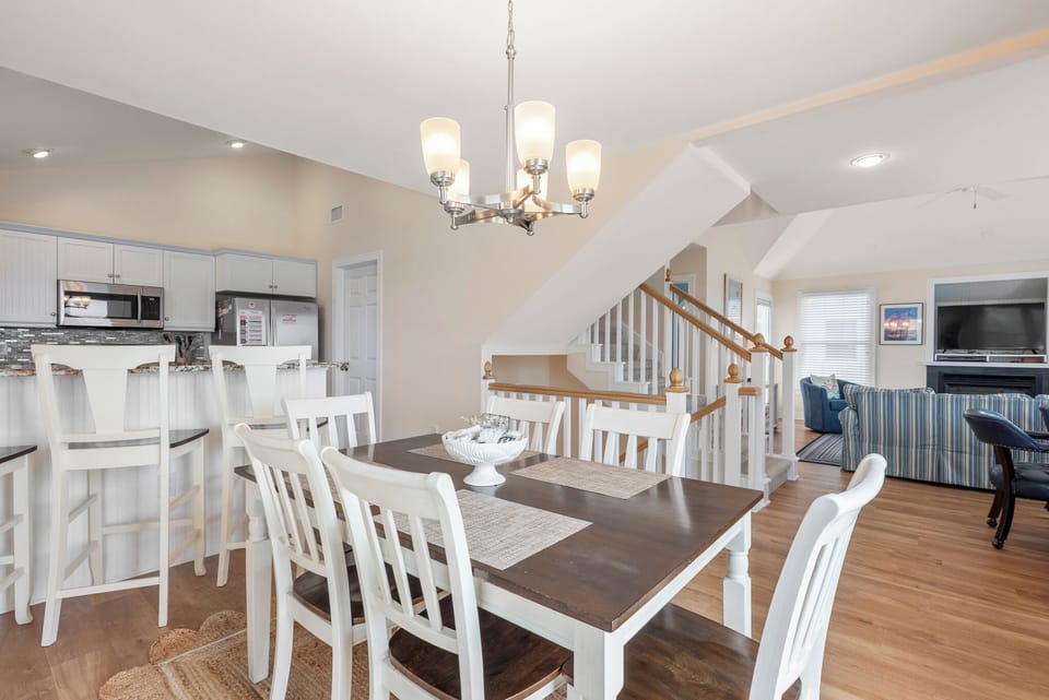 HK56: Hilltop Haven | Top Level Dining Area