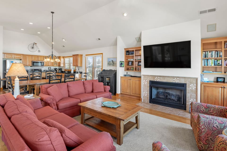 JR100: On Holiday | Top Level Living Area - Fireplace Not Available For Guest Use