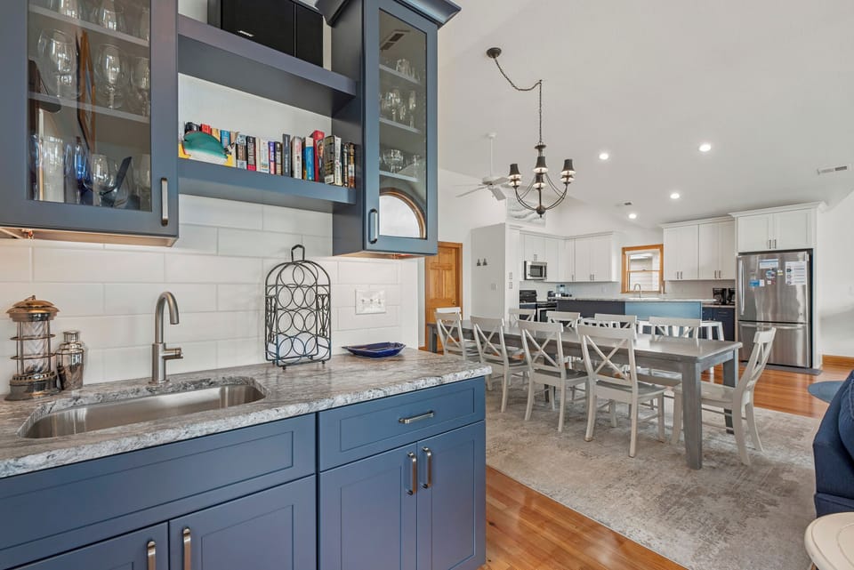 JR42: Whit's End | Top Level Living Area w/ Wet Bar