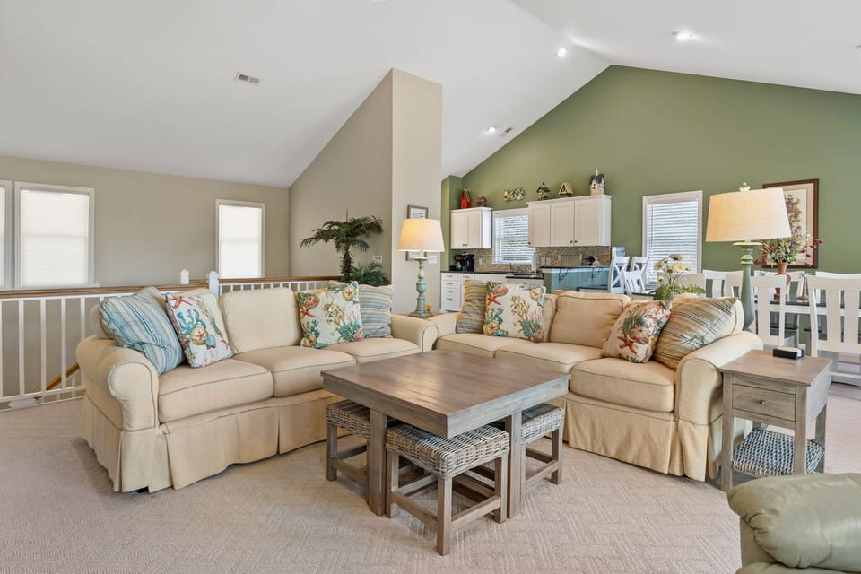 MB23: Birdie I Top Level Living Area