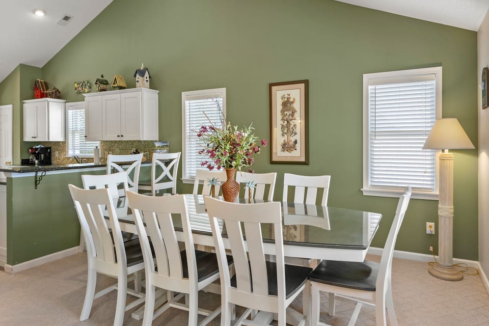 MB23: Birdie I Top Level Dining Area