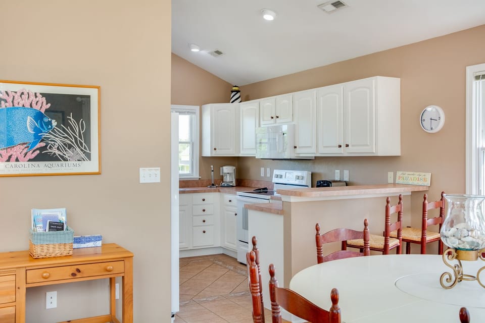 MB46: Paradise Found I Dining Area