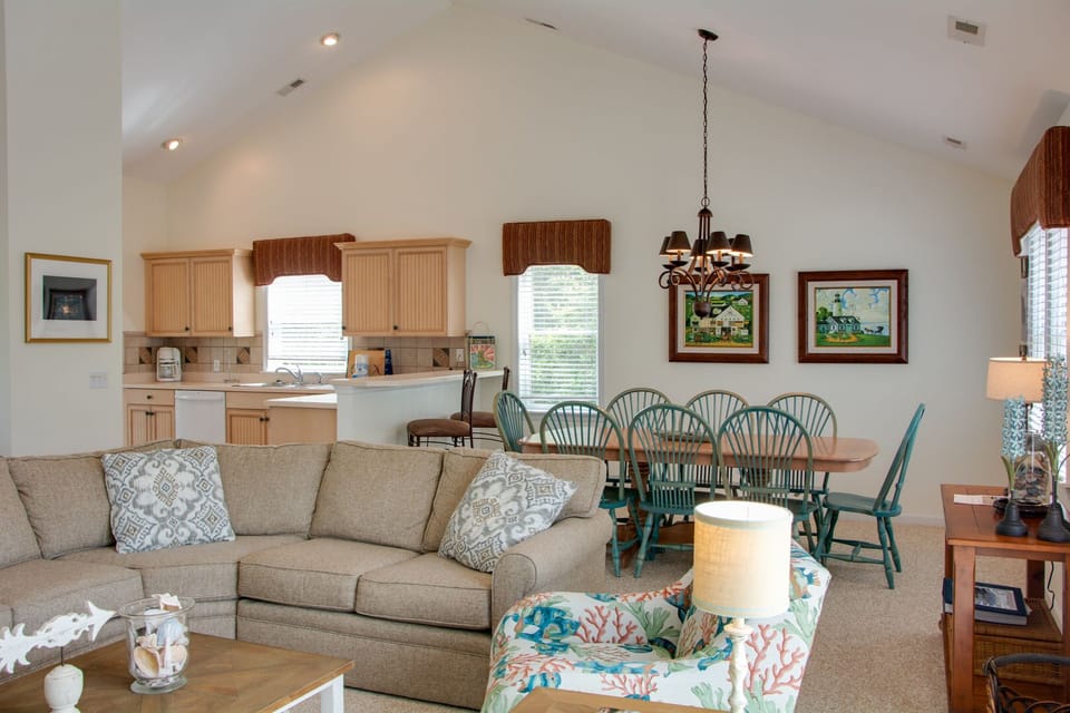 MB51: Heron's Nest | Top Level Living Area