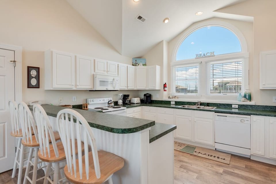 OW14: Belle Haven | Top Level Kitchen