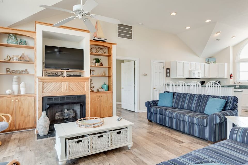 OW14: Belle Haven | Top Level Living Area