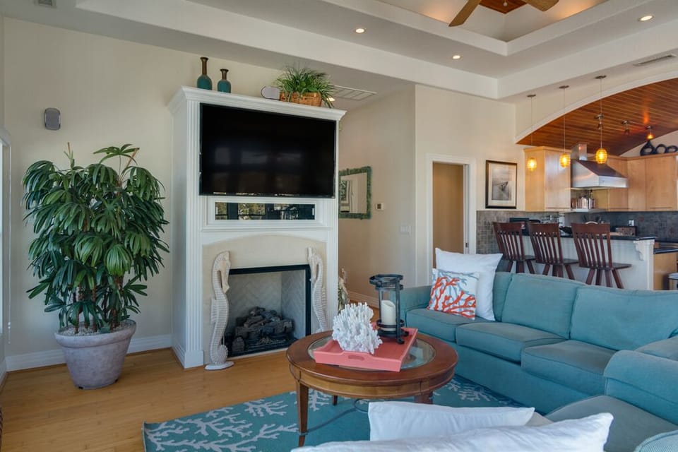 PEN01:  Peninsula 01 | Top Level Living Area