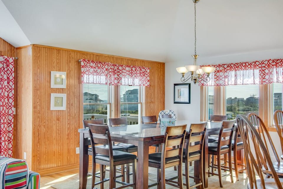 SN37: 4 Shore I Top Level Dining Area 