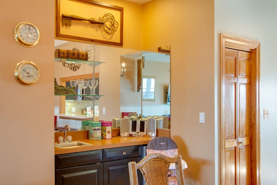 SP1B:  Sister Seas | Top Level Wet Bar