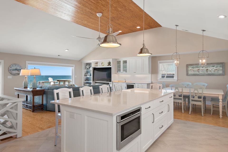SS07: Stairway to Heaven | Top Level Dining Area and Kitchen