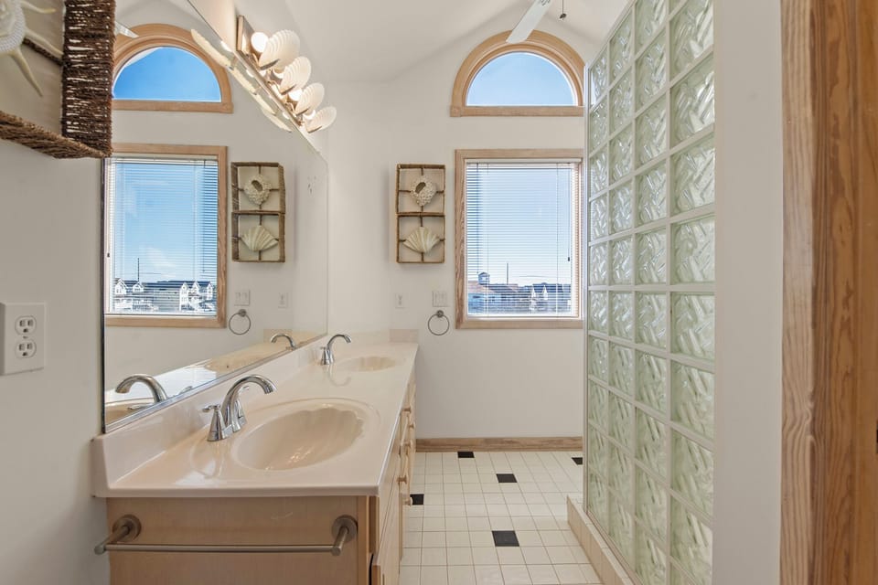SS52: Peer Paradise | Top Level Bedroom 5 En Suite Bath