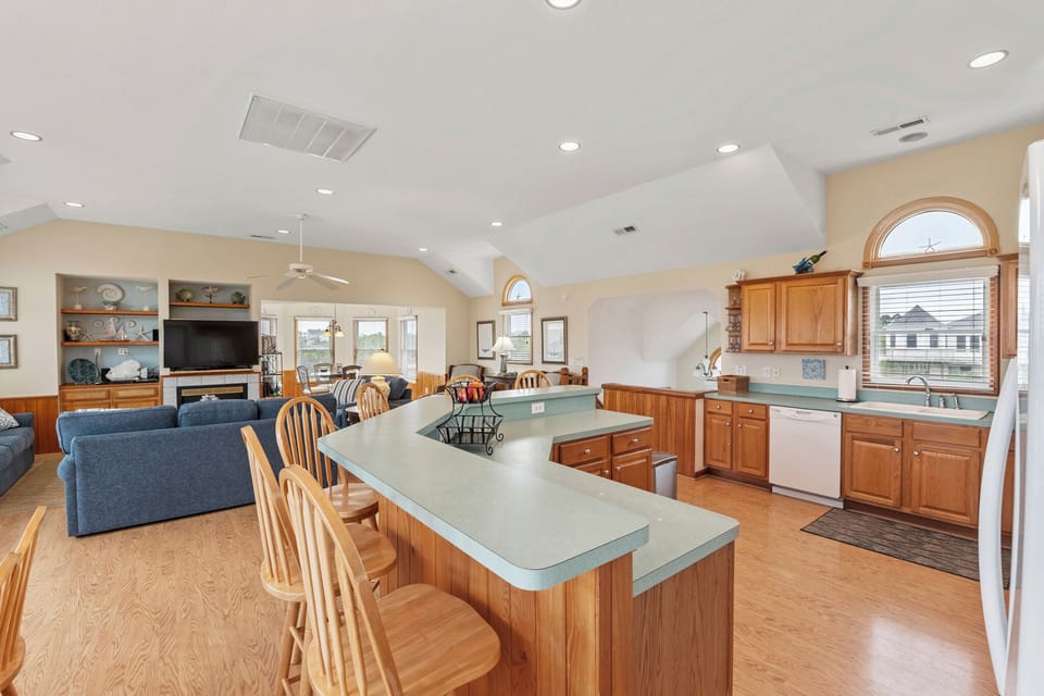WH545: Ebbtide | Top Level Living Area and Kitchen