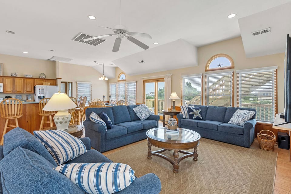 WH545: Ebbtide | Top Level Living Area