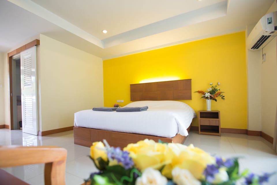 Superior Balcony | Minibar, in-room safe, desk, blackout drapes