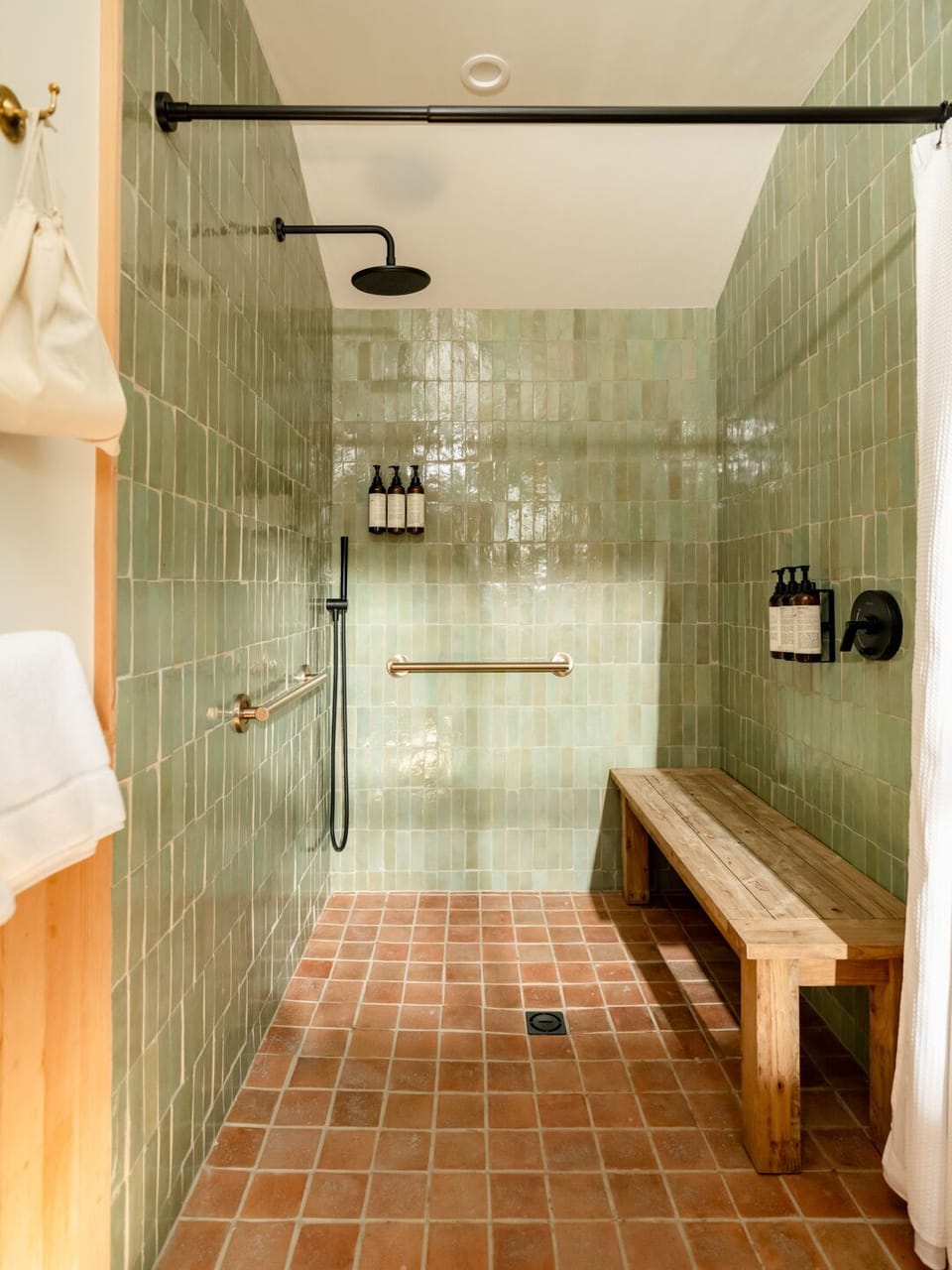 Murphy's Cabin | Bathroom | Shower, rainfall showerhead, designer toiletries, hair dryer