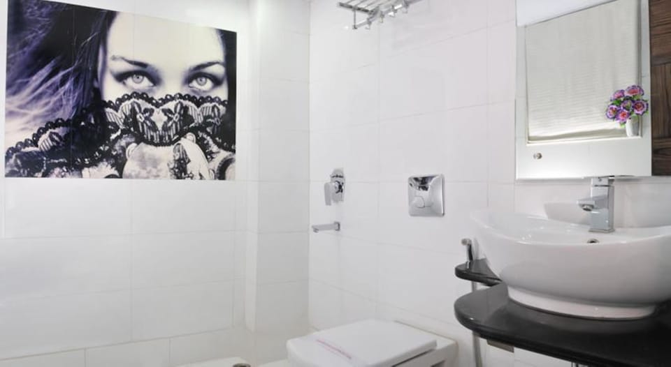Executive Double Room, 1 Double Bed, City View | Bathroom | Shower, free toiletries, hair dryer, slippers