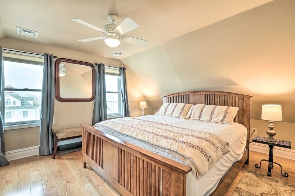 3rd Floor Bedroom - King Bed