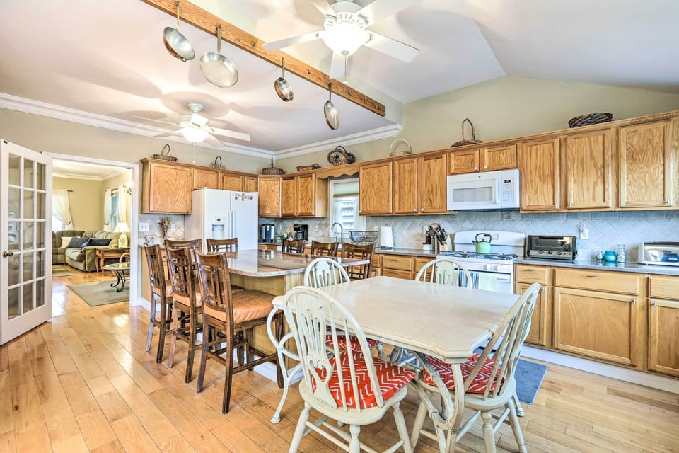 Fully equipped kitchen with plenty of space.