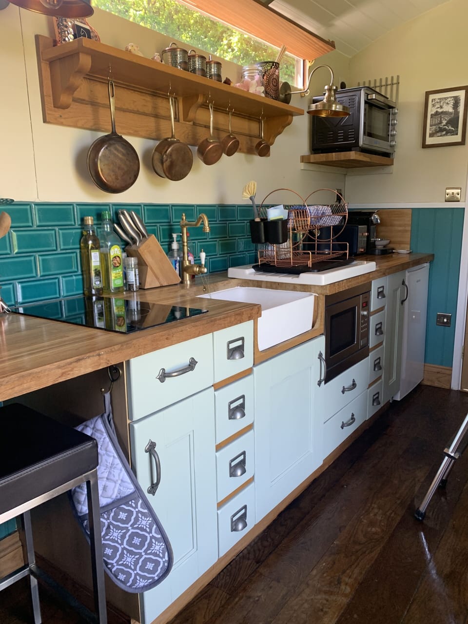 Well equipped kitchen with Nespresso coffee maker, oven, hob and microwave