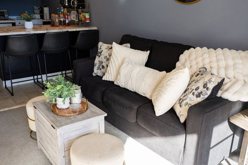 Inviting lounge with natural textures and a touch of elegance.