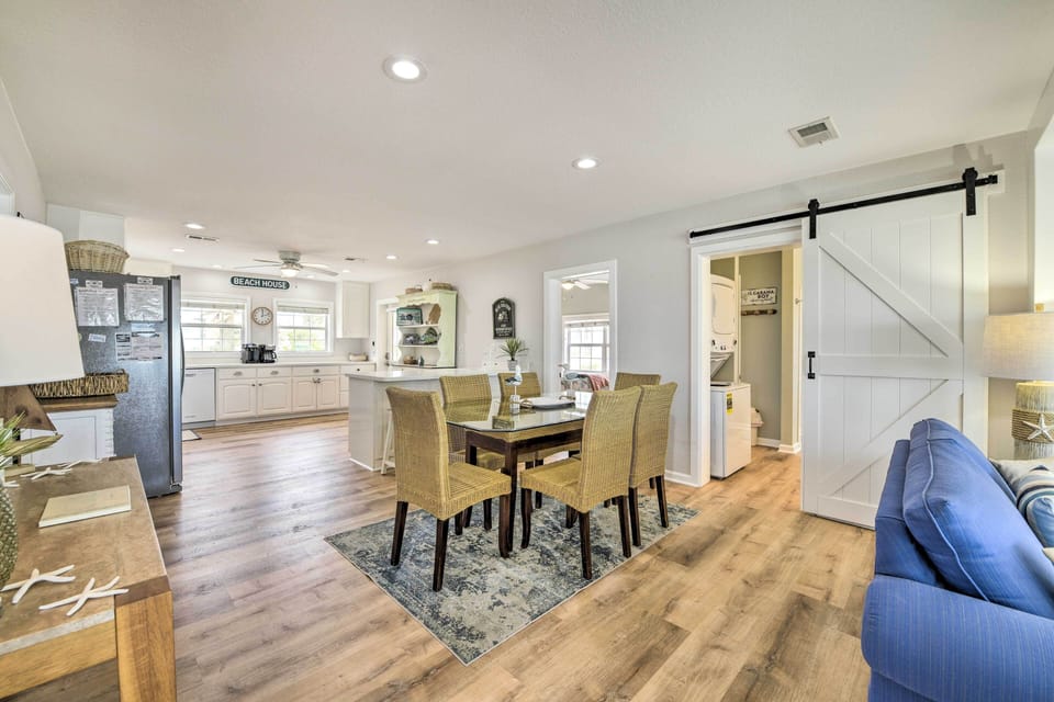 Dining Area | Open-Concept Floor Plan