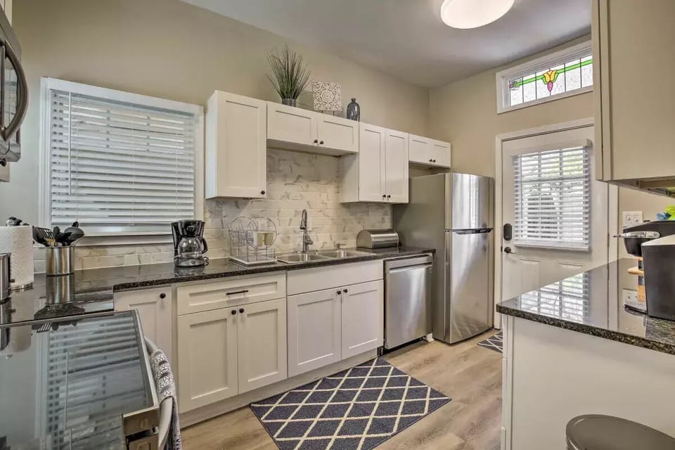 Beautiful kitchen with new high-end appliances.To prepare a meal bring yourself.