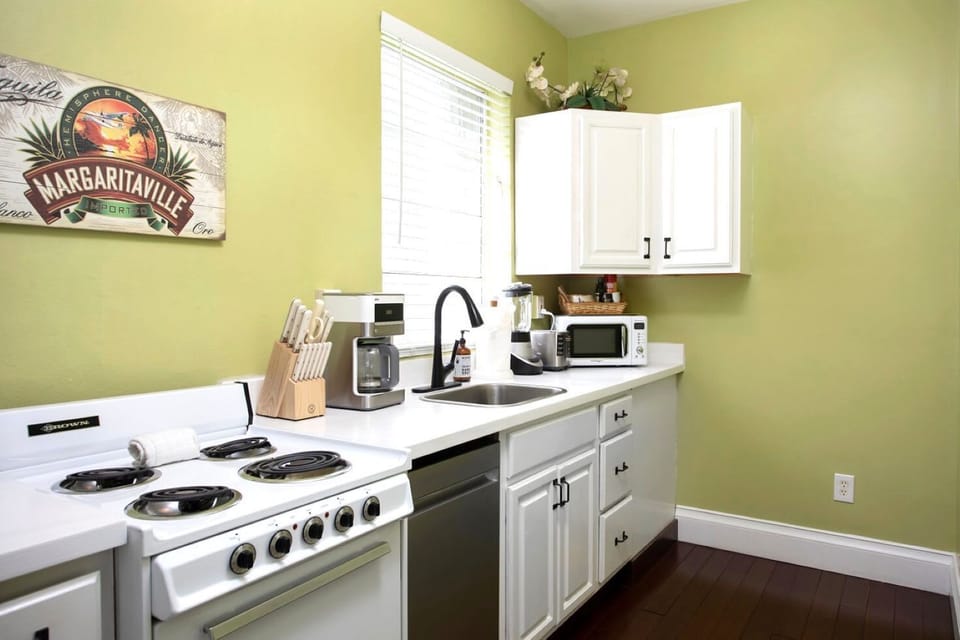 Little Palm full kitchen with pool and garden view