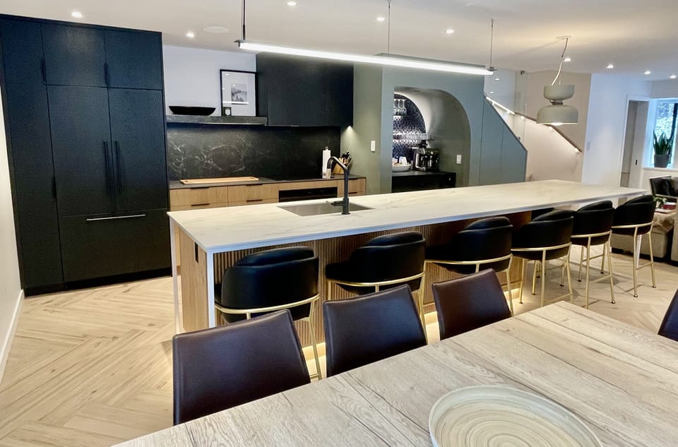 Spacious & stylish entertaining space with loads of seating 