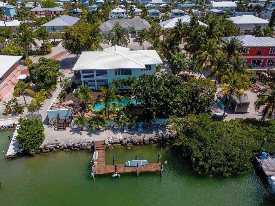 
Private pool (HEATED UPON REQUEST) and dock with shore power. Walk or Bike to the beach. Close to supermarkets and best restaurants 