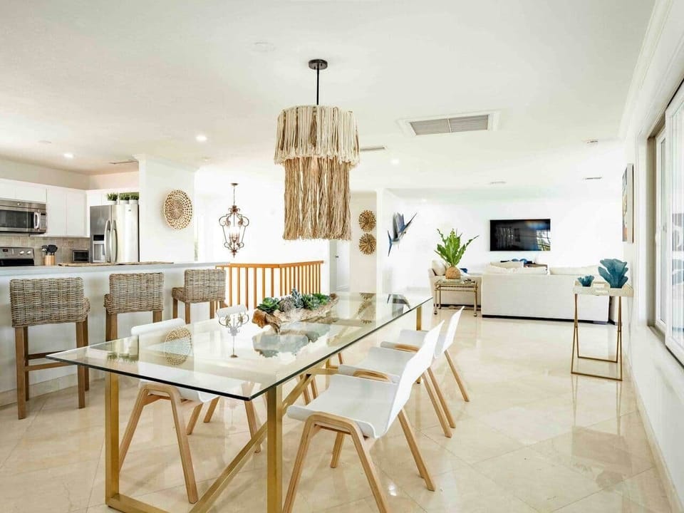 Dining room that comfortably seats 10 