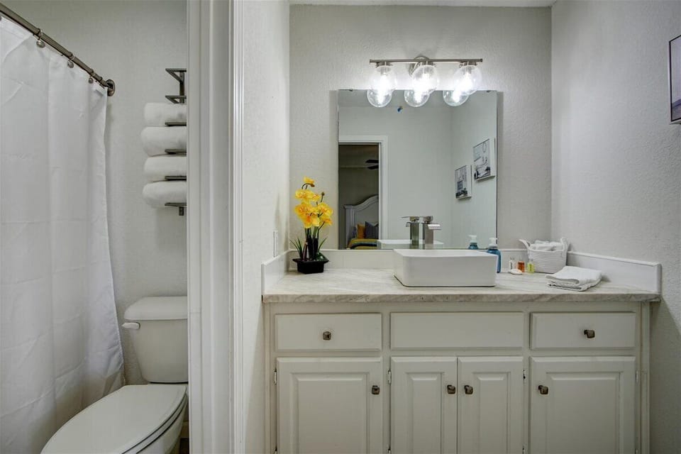 Upstairs Bath in Bedroom #2