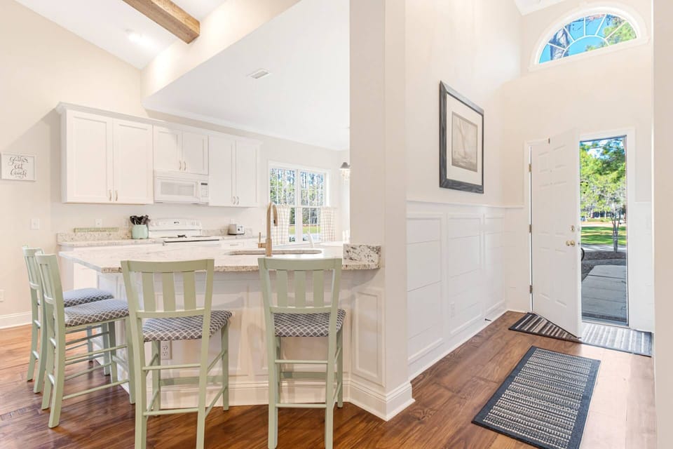 4 stools at kitchen counter to enjoy the conversation