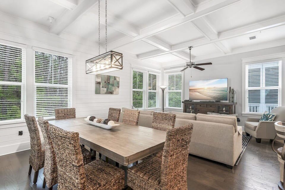  Open Floor Plan!!
