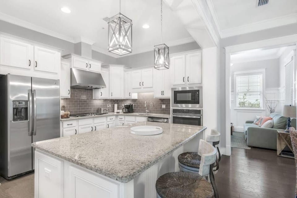 Beautiful Open Kitchen!!