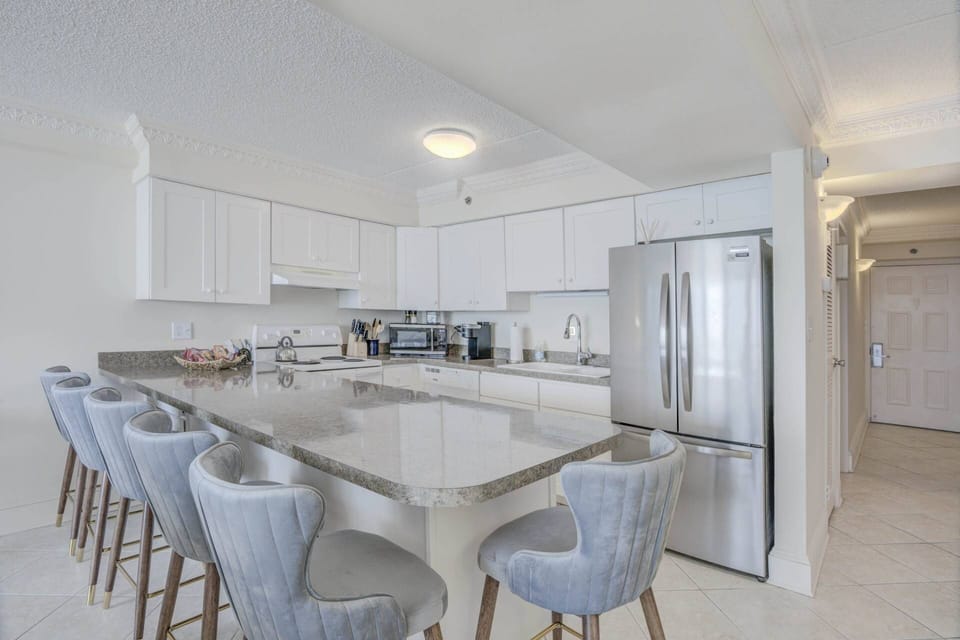 Kitchen Bar with Six Upholstered Bar Stools