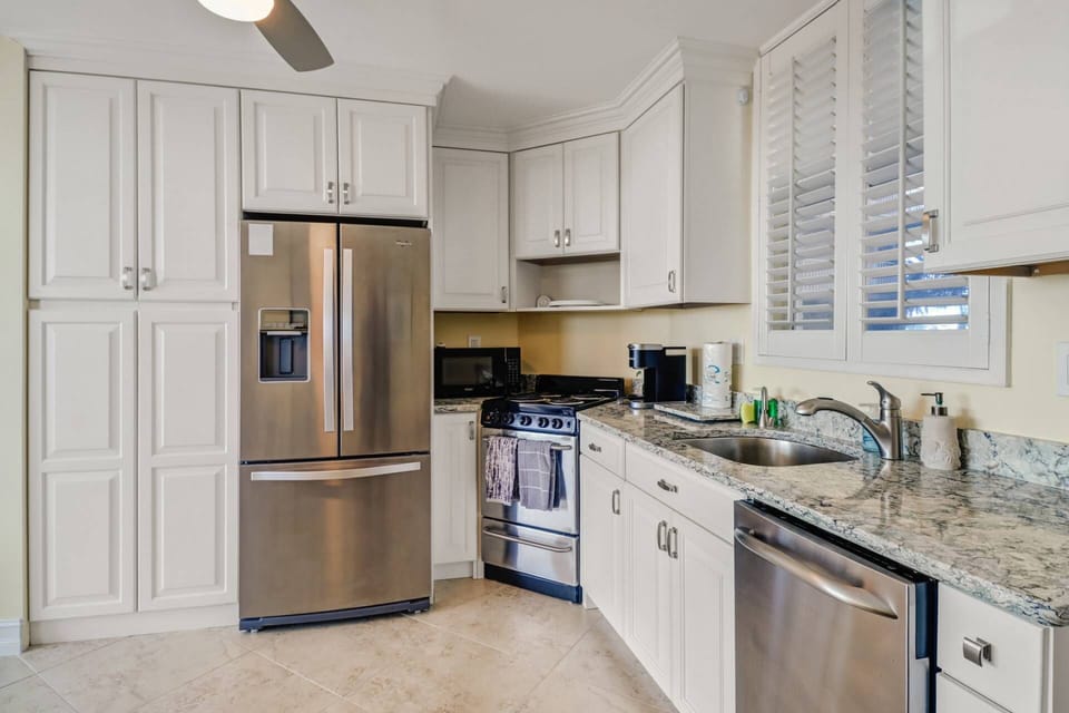 The kitchen is nicely equipped with French door fridge/freezer with in-door ice/water, stove, dishwasher and microwave.