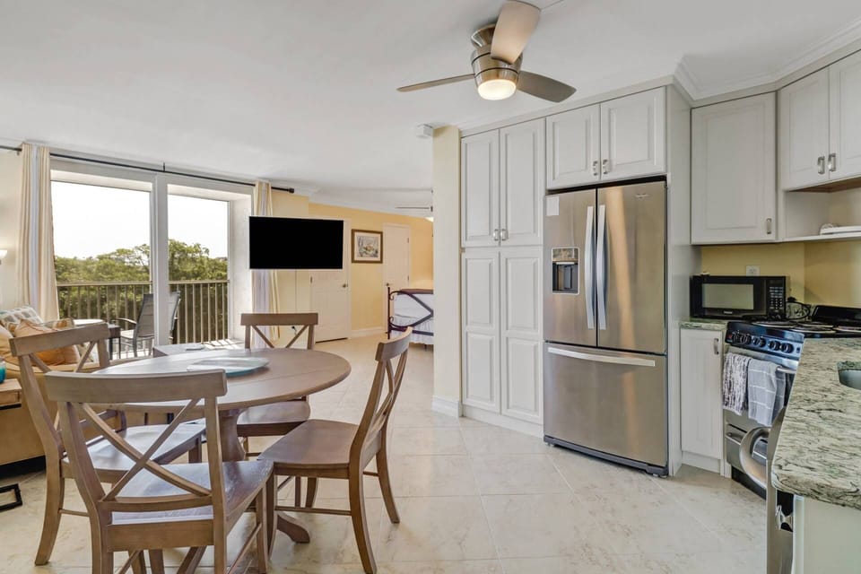 This newly remodeled studio is thoughtfully laid out and well equipped - for a long weekend or extended visit.
