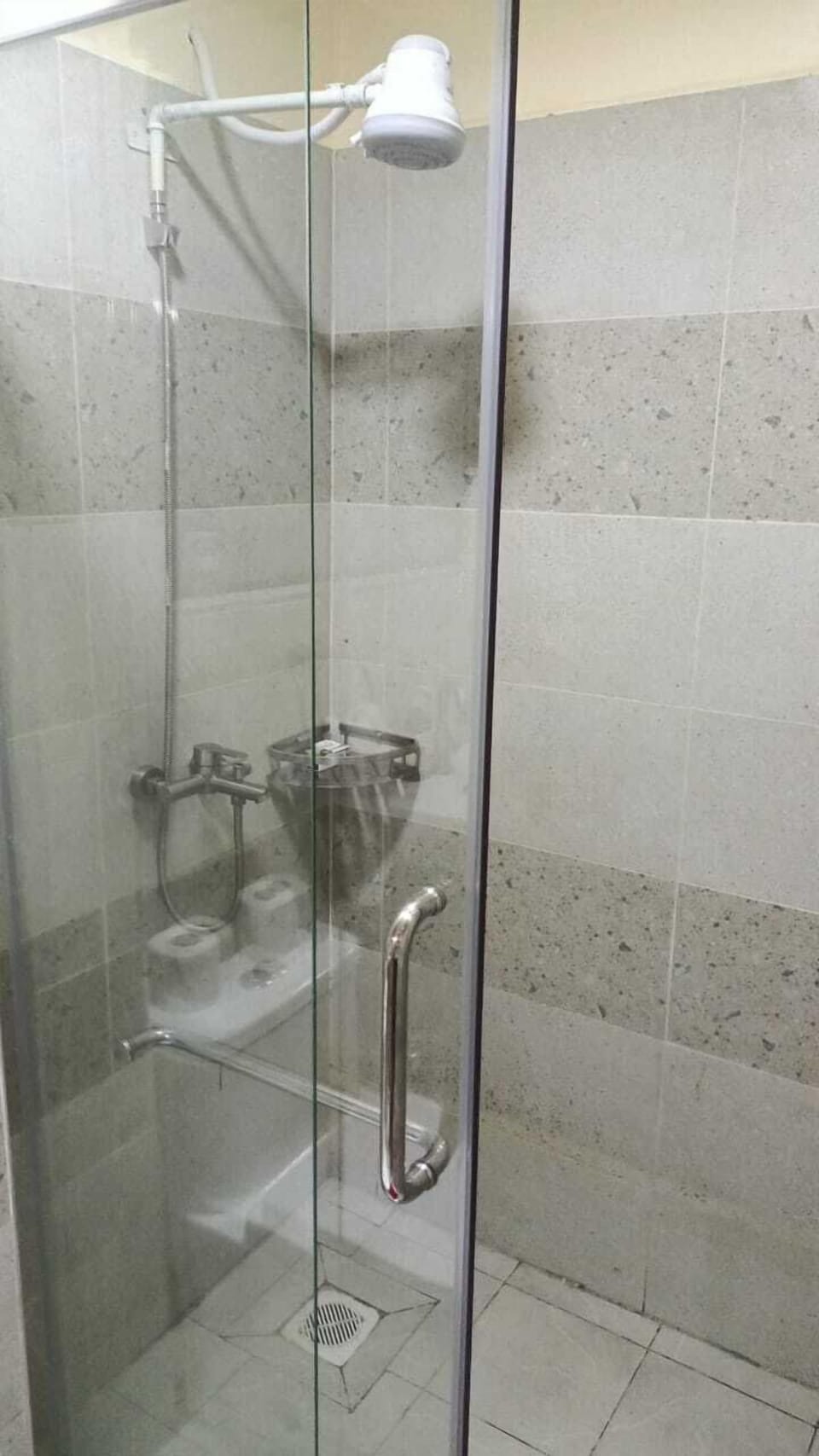 Business Studio | Bathroom | Shower, free toiletries, bidet, towels