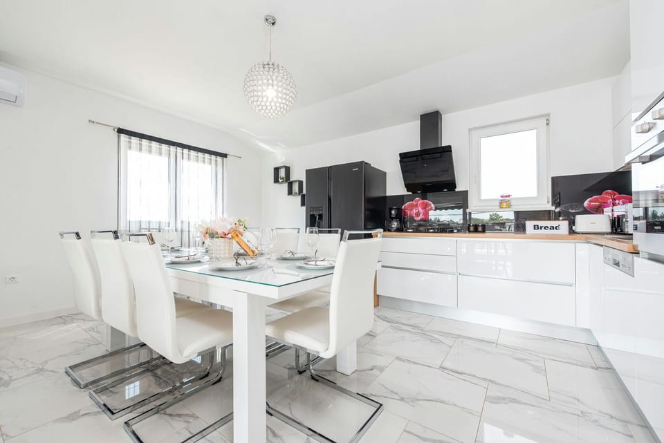 Villa, 3 Bedrooms, Private Pool, Mountain View | In-room dining