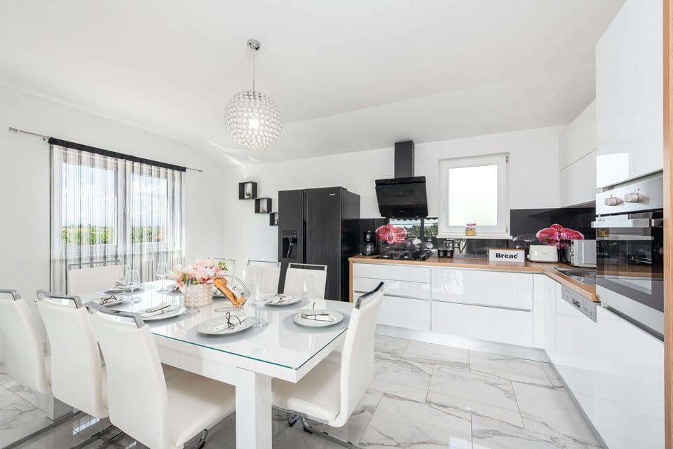 Villa, 3 Bedrooms, Private Pool, Mountain View | In-room dining