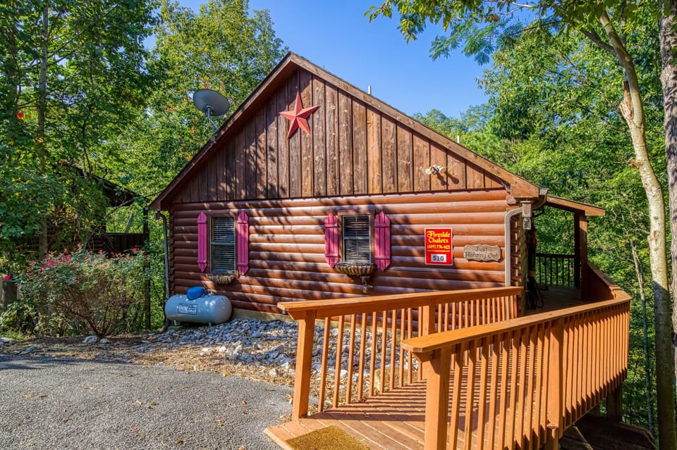Pigeon Forge Dollywood Cabin "Just Hanging Out" - Entry deck