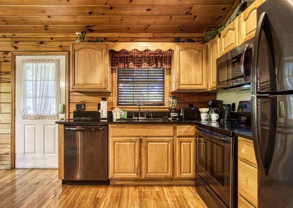 Smoky Mountain Dollywood Cabin "Just Hanging Out" - Fully furnished kitchen
