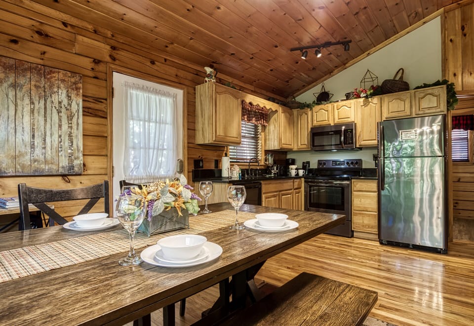 Dollywood Cabin in Pigeon Forge "Just Hanging Out" - Dining table and kitchen